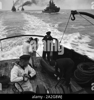 Matrosen der 2. Minensuch Flotille bei einer Übung auf Ihren Minensuchbooten, Deutschland 1930er Jahre. Sailors of a minesweeper at an exercise on their mindsweepers, Germany 1930s. Stock Photo