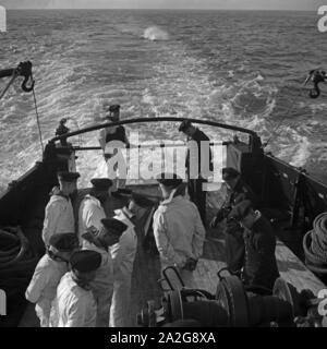 Matrosen der 2. Minensuch Flotille bei einer Besprechung vor der Übung auf Ihren Minensuchbooten, Deutschland 1930er Jahre. Sailors of a minesweeper at an exercise on their mindsweepers, Germany 1930s. Stock Photo