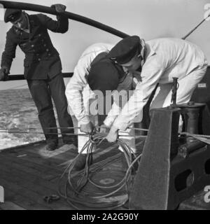 Matrosen der 2. Minensuch Flotille bei einer Übung auf Ihren Minensuchbooten, Deutschland 1930er Jahre. Sailors of a minesweeper at an exercise on their mindsweepers, Germany 1930s. Stock Photo