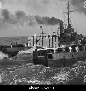 Matrosen der 2. Minensuch Flotille bei einer Übung auf Ihren Minensuchbooten, Deutschland 1930er Jahre. Sailors of a minesweeper at an exercise on their mindsweepers, Germany 1930s. Stock Photo