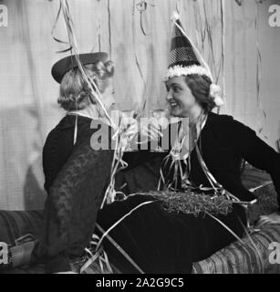 Gäste einer Silvesterparty, Deutsches Reich 1930er Jahre. Guests of a New Year's Eve party, Germany 1930s. Stock Photo