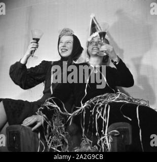 Gäste einer Silvesterparty, Deutsches Reich 1930er Jahre. Guests of a New Year's Eve party, Germany 1930s. Stock Photo