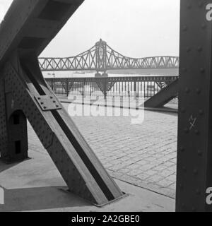 Die neue Rheinbrücke über den Rhein in Duisburg, Deutschland 1930er Jahre. New bridge over river Rhine at Duisburg, Germany 1930s. Stock Photo