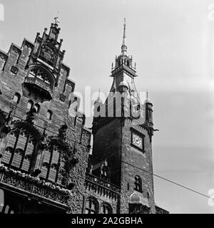 Giebel und Uhrturm am Rathaus in Wuppertal Elberfeld, Deutschland 1930er Jahre. Gable and clock tower of Elberfeld city hall, Germany 1930s. Stock Photo