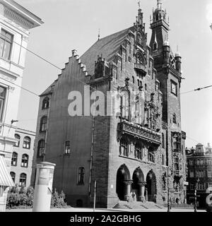 Giebel und Uhrturm am Rathaus in Wuppertal Elberfeld, Deutschland 1930er Jahre. Gable and clock tower of Elberfeld city hall, Germany 1930s. Stock Photo