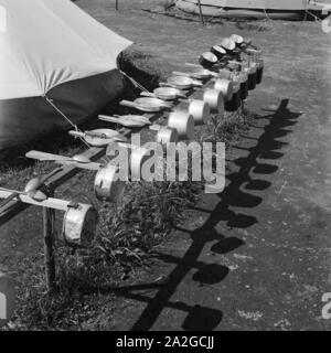 Feldgeschirre zum Trocknen im Hitlerjugend Lager, Österreich 1930er Jahre. Billy tins drying in the sun at Hitler youth camp, Austria 1930s. Stock Photo