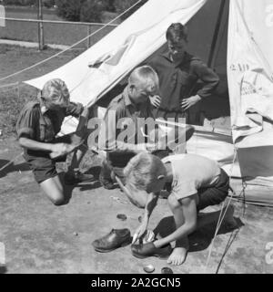 Hitlerjungen beim Schuheputzen im Hitlerjugend Lager, Österreich 1930er Jahre. Hitler youths shining their shoes at the Hitler youth camp, Austria 1930s. Stock Photo