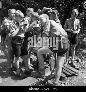 Hitlerjungen löschen ihren Durst an einem Brunnen in der Nähe von Spitz in Niederösterreich, Österreich 1930er Jahre. Hitler youths drinking from a well at Spitz, Lower Austria, Austria 1930s. Stock Photo