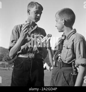 Zwei Hitlerjungen essen ihr Butterbrot im Hitlerjugend Lager, Österreich 1930er Jahre. Two Hitler youths eating their sandwiches at the Hitler youth camp, Austria 1930s. Stock Photo