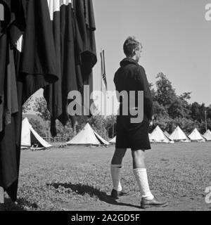 Der Kameradschaftsführer (?) steht zur Befehlsgebung 'Antreten' bereit im Hitlerjugend Lager, Österreich 1930er Jahre. The Hitler youth sergeant will give the order for musterin in a few moments at the camp, Austria 1930s. Stock Photo