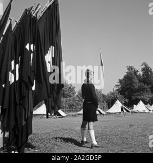 Der Kameradschaftsführer (?) steht zur Befehlsgebung 'Antreten' bereit im Hitlerjugend Lager, Österreich 1930er Jahre. The Hitler youth sergeant will give the order for musterin in a few moments at the camp, Austria 1930s. Stock Photo