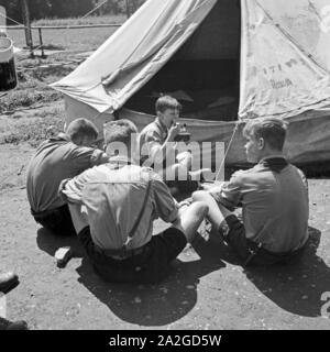 Mittagspause und Essen fassen im Hitlerjugend Lager, Österreich 1930s. Lunch break at the Hitler youth camp, Austria 1930s. Stock Photo