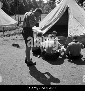 Mittagspause und Essen fassen im Hitlerjugend Lager, Österreich 1930s. Lunch break at the Hitler youth camp, Austria 1930s. Stock Photo