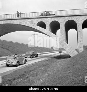 Mit dem Opel Olympia unterwegs auf der Reichsautobahn, Deutschland 1930er Jahre. Opel Olympia driving on the Reichsautobahn highway, Germany 1930s. Stock Photo