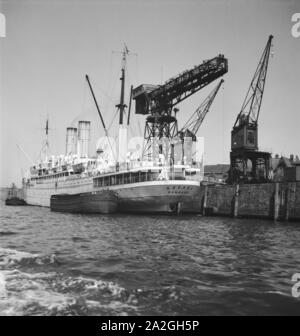 Schiffe im Hafen von Hamburg, Deutschland 1930er Jahre. Ships at Hamburg harbor, Germany 1930s. Stock Photo