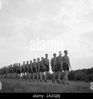 Hitlejugend marschiert in einer Reihe in Westfalen, Deutschland 1930er Jahre. Hitler youths marching a row in Westfalia, Germany 1930s. Stock Photo