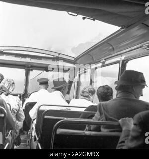 Im Reisebus auf der Glocknerstrasse, Deutschland 1930er Jahre. In the coach at the Glockner road, Germany 1930s. Stock Photo