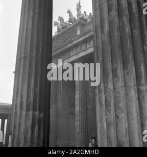 Das Brandenburger Tor in Berlin mit der Quadriga, Deutschland 1930er Jahre. Brandenburg gate at Berlin, Germany 1930s.