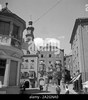 Typisches Straßenbild mit Marktplatz in einer österreichischen Kleinstadt, Deutschland 1930er Jahre. Typcial street scene with main market square of a small Austrian town, Germany 1930s. Stock Photo