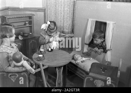 Spielende Kleinkinder im Kindergarten des Fröbelhauses in Oberweißbach, Deutschland 1930er Jahre. Toddlers playing in the kindergarten of the Fröbelhaus in Oberweißbach, Germany 1930s. Stock Photo