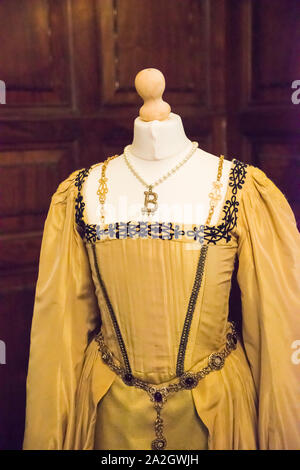 Gown/kirtle worn by Genevieve Bujold in the classic movie 'Anne of a Thousand Days.' Display in Anne Boleyn's family home, Hever Castle, England. Stock Photo