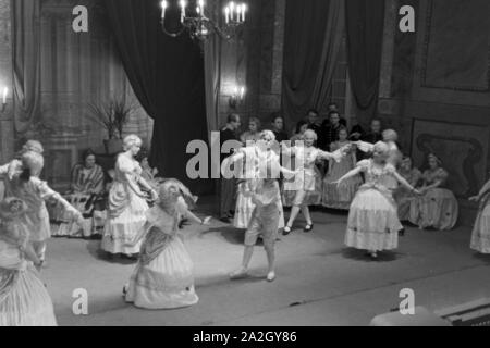 Eine Opernaufführung in Karlsbad, Deutschland 1930er Jahre. An opera performance in Karlsbad, Germany 1930s. Stock Photo