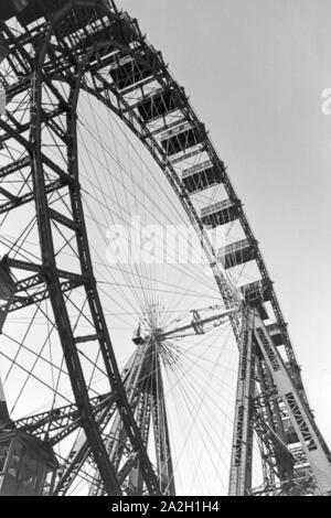 Ein Ausflug in den Wiener Vergnügungspark (Wiener Prater), Deutsches Reich 1930er Jahre. A trip to the amusement park of Vienna (Vienna´s Prater), Germany 1930s Stock Photo