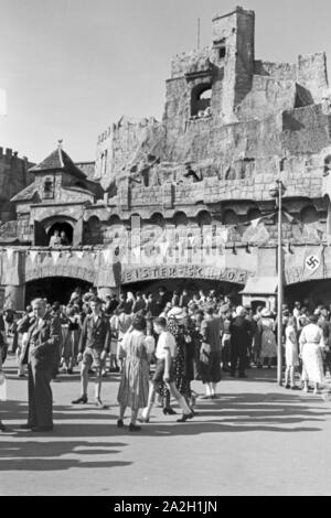 Ein Ausflug in den Wiener Vergnügungspark (Wiener Prater), Deutsches Reich 1930er Jahre. A trip to the amusement park of Vienna (Vienna´s Prater), Germany 1930s Stock Photo