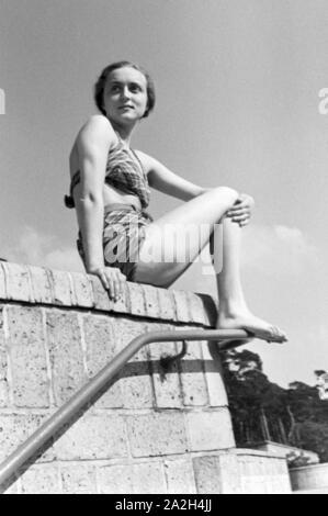 Badenixe im Strandbad Wannsee in Berlin, Deutschland 1930er Jahre. Swimming beauty at lake Wannsee lido in Berlin, Germany 1930s. Stock Photo