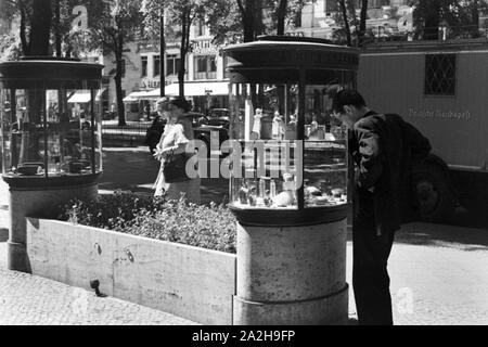 Unterwegs in der Reichshauptstadt Berlin, Deutschland 1930er Jahre. At German capital Berlin, Germany 1930s. Stock Photo