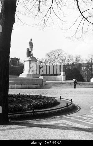 Unterwegs in der Reichshauptstadt Berlin, Deutschland 1930er Jahre. At German capital Berlin, Germany 1930s. Stock Photo