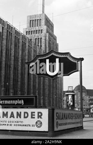 Unterwegs in der Reichshauptstadt Berlin, Deutschland 1930er Jahre. At German capital Berlin, Germany 1930s. Stock Photo