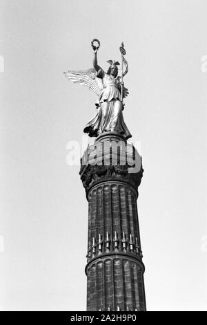 Unterwegs in der Reichshauptstadt Berlin, Deutschland 1930er Jahre. At German capital Berlin, Germany 1930s. Stock Photo