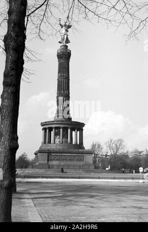 Unterwegs in der Reichshauptstadt Berlin, Deutschland 1930er Jahre. At German capital Berlin, Germany 1930s. Stock Photo