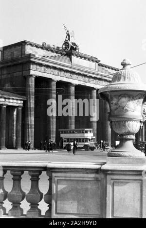 Unterwegs am Brandenburger Tor in der Reichshauptstadt Berlin, Deutschland 1930er Jahre. At German capital Berlin, Germany 1930s. Stock Photo