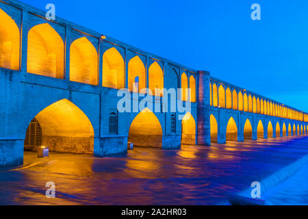 Si-o Se Pol bridge or Allahverdi Khan at sunrise, Esfahan, Iran Stock Photo