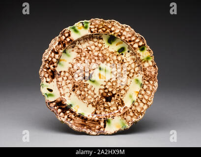 Plate, 1760/70, England, Staffordshire, Staffordshire, Lead-glazed earthenware (creamware), Diam. 22.9 cm (9 in Stock Photo