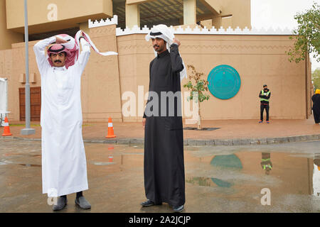 Saudia Arabia Saoedi Arabie Riyad Riaad Formula E race. Male visitor preparing his dress 15-12-2018   photo Jaco Klamer Stock Photo