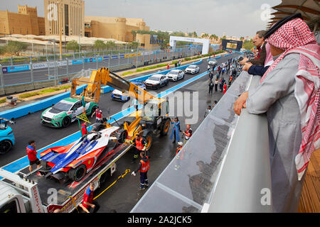Saudia Arabia Saoedi Arabie Riyad Riaad Formula E race. Male visitor looking  15-12-2018   photo Jaco Klamer Stock Photo