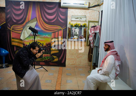 Saudia Arabia Saoedi Arabie Riyad Riaad  Khalid visiting photo shop Ajman Studio to make a photograph for his ID cart 19-12-2018   photo Jaco Klamer Stock Photo