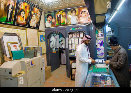 Saudia Arabia Saoedi Arabie Riyad Riaad  Khalid visiting photo shop Ajman Studio to make a photograph for his ID cart 19-12-2018   photo Jaco Klamer Stock Photo