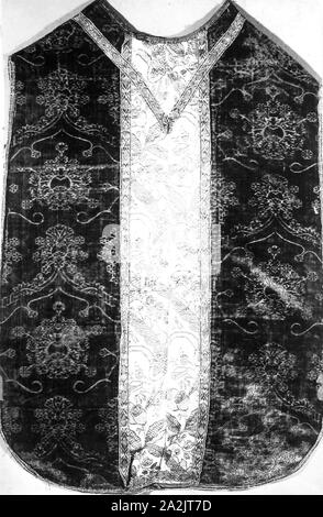 Chasuble, 1475/1500, Italy, Silk, warp-float faced 4:1 satin weave with supplementary pile warps forming cut voided velvet, Orphrey: silk, plain weave with supplementary patterning warps, edged with gilt-metal strip and gilt-metal-strip-wrapped linen, plain weaves self-patterned by main warp floats, 97 x 73 cm (38 1/4 x 28 3/4 in Stock Photo