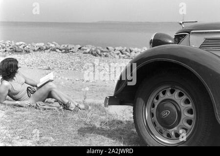 Mit dem Auto auf Urlaub an der Ostsee, Deutschland 1930er Jahre. Vacation by car on the shore of the Baltic Sea, Germany 1930s. Stock Photo