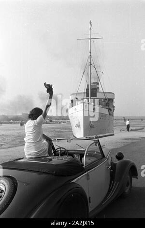 Mit dem Auto auf Urlaub an der Ostsee, Deutschland 1930er Jahre. Vacation by car on the shore of the Baltic Sea, Germany 1930s. Stock Photo