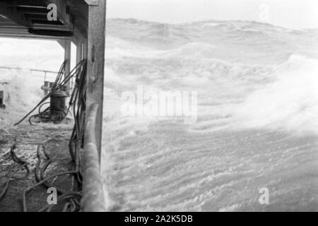 Das Walfang Fabrikschiff 'Jan Wellem' bei starkem Seegang auf dem Eismeer in der Antarktis, 1930er Jahre. Factory vessel 'Jan Wellem' of the German whaling fleet at heavy sea conditions in the Antarctic Sea, 1930s. Stock Photo