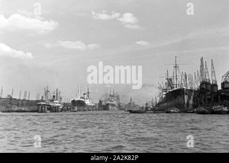 Das Walfangfabrikschiff 'Jan Wellem' der deutschen Walfangflotte läuft in den Hafen von Hamburg ein, 1930er Jahre. Factory vessel 'Jan Wellem' entering Hamburg port, 1930s. Stock Photo