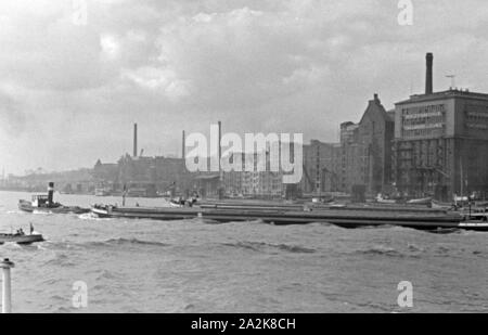 Szene aus dem Hafen in Hamburg, Deutschland 1930er Jahre. Hamburg harbor, Germany 1930s. Stock Photo