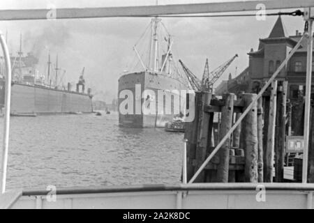 Schiffe im Hafen von Hamburg, Deutschland 1930er Jahre. Ships at Hamburg harbor, Germany 1930s. Stock Photo