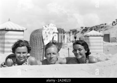 Urlaub auf Norderney; Deutsches Reich 1930er Jahre. Vacations on Norderney, Germany 1930s. Stock Photo