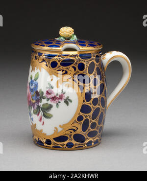 Mustard Pot, 1757, Sèvres Porcelain Manufactory, French, founded 1740, Sèvres, Soft-paste porcelain, underglaze blue ground, polychrome enamels, and gilding, H. 8.6 cm (3 3/8 in Stock Photo